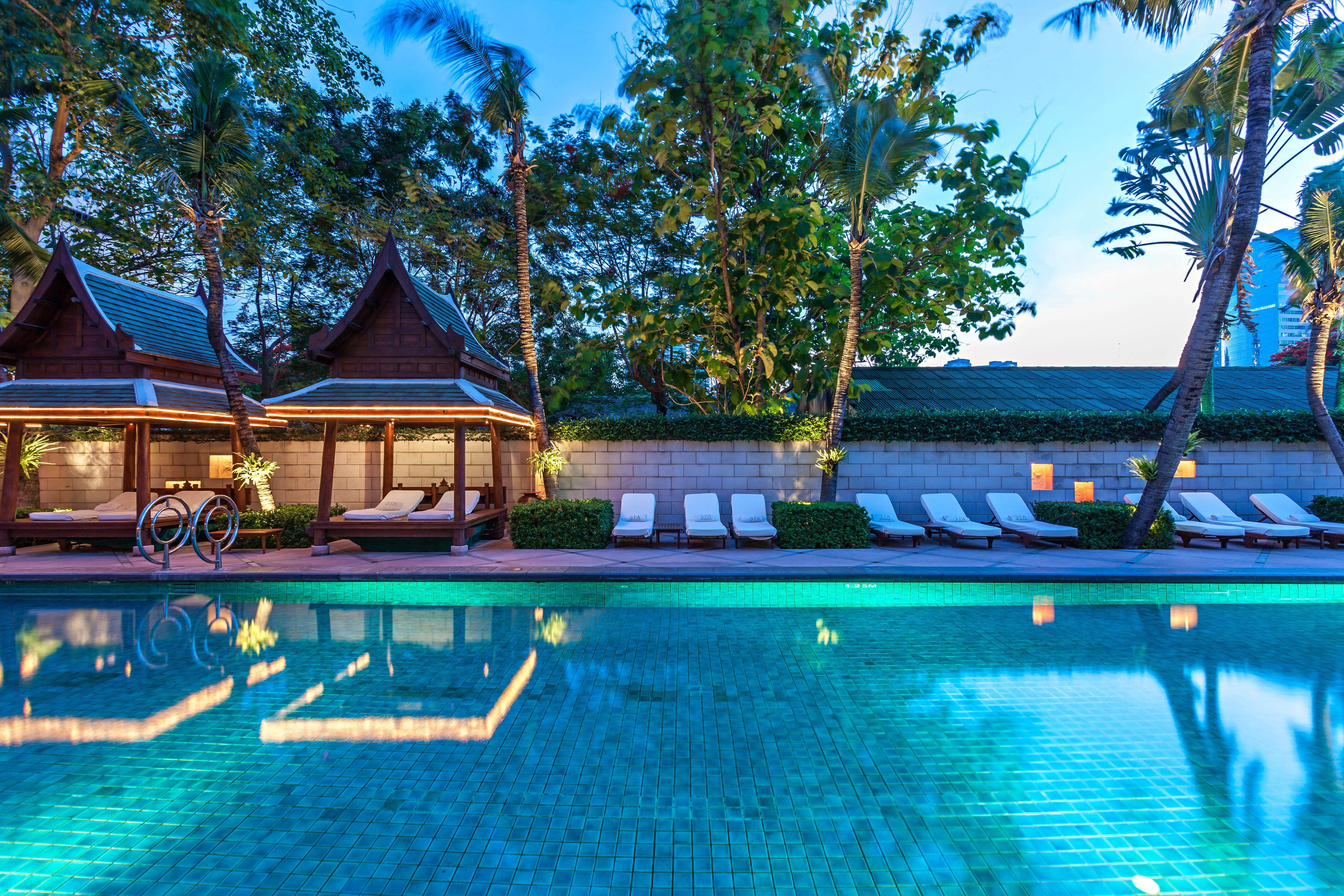 The Peninsula Bangkok Hotel Екстериор снимка The swimming pool at the hotel